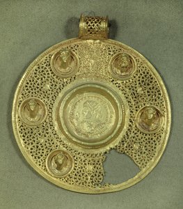 Złoty okrągły medalion: solidus Konstantyna I Wielkiego (270-337 r.) uderza w Sirmium w 321 r. n.e., w opusowej ramie międzyrasowej, ozdobiony 5 reliefowymi popiersiami. IV wiek naszej ery. Słońce 0,092 m Paryż, Musee du Louvre autorstwa Byzantine