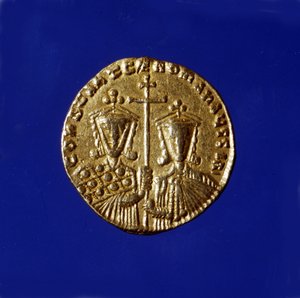 Złota moneta z wizerunkiem cesarzy Konstantyna VII Porphyrogeneta (913 - 959) i jego syna Romana II (959 - 963). autorstwa Byzantine