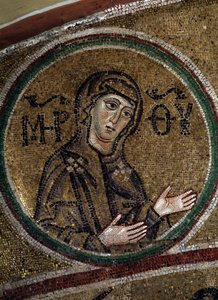 Dziewica Oranta (prawosławny obraz Matki Boskiej modlącej się z wyciągniętymi ramionami) (Dziewica Orana). Mozaika mistrza bizantyjskiego, ok. 1037-1050, sztuka staroruska. Sklepienie chóru katedry św Zofii w Kijowie (Ukraina). autorstwa Byzantine