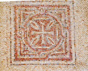 Fragment krzyża z mozaikowej podłogi bizantyjskiego kościoła w Shoham, Izrael, ok. V wne (mozaika) autorstwa Byzantine Byzantine