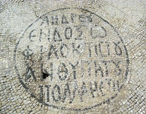 Grecki napis z bizantyjskiej mozaiki podłogowej w Cezarei w Izraelu (mozaika) autorstwa Byzantine Byzantine