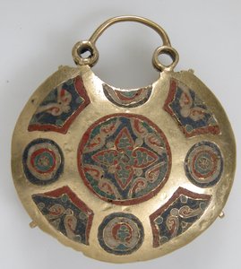 Świątynny wisiorek z dwoma ptakami otaczającymi drzewo życia (przód) oraz motywy geometryczne i roślinne (tył), Ruś Kijowska autorstwa Byzantine Byzantine