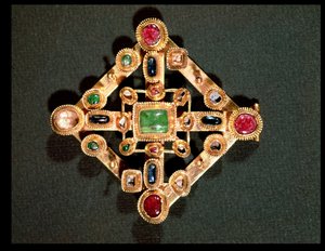 Broszka w formie krzyża greckiego (złoto i kamienie szlachetne) autorstwa Byzantine School