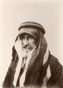 Portret szejka Khalila Senaah (na tle ściany) w Kerak, ok. 1895-99