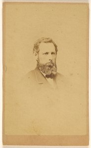 [Niezidentyfikowany brodaty mężczyzna, wydrukowany w stylu winiety]. autorstwa C.E. Edwards