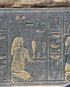Egipt, Karnak, Czerwona kaplica Hatszepsut, złota płaskorzeźba, ofiarowanie wina