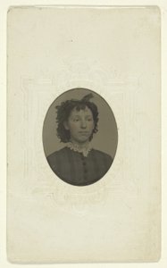Portret Violi Miodu autorstwa C. W. Mitchell