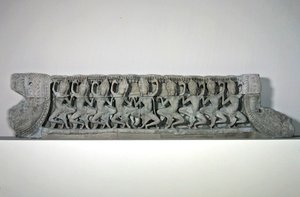 Fronton z dziewięcioma tańczącymi szparami, koniec XII-początek XIII wieku, z Bayon, Angkor Thom (piaskowiec)