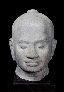 Głowa króla Jayavarman VII (1181-1218), styl bajoński, z Preah Khan, XII-XIII w. (piaskowiec)