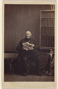 [Niezidentyfikowany mężczyzna siedzi, trzymając gazetę]. autorstwa Camille Silvy