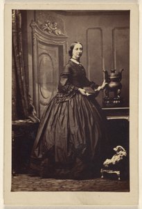 [Niezidentyfikowana kobieta trzymająca książkę, stojąca]. autorstwa Camille Silvy