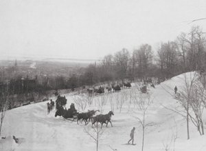 Tandem Club Driving on the Mountain (zdjęcie czarno-białe)