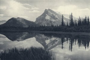 Kanadyjskie Góry Skaliste: Mount Rundle, Banff i Vermillion Lakes (zdjęcie czarno-białe) autorstwa Canadian Photographer