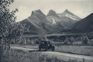 Kanadyjskie Góry Skaliste: Trzy Siostry, Banff (zdjęcie czarno-białe) autorstwa Canadian Photographer