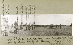 Generał Allenby odznacza kapitana Harpera D.C.M. podczas ceremonii w Abassan, Południowa Palestyna, sierpień 1917 r. autorstwa Capt. Arthur Rhodes