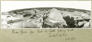 Khan Yunis z wieży zamkowej, Południowa Palestyna, lipiec 1917 r. autorstwa Capt. Arthur Rhodes