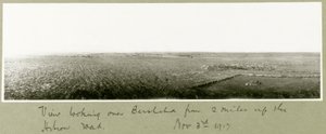 Widok na Beer-Szebę z dwóch mil w górę Hebron Road, 3 listopada 1917 r. autorstwa Capt. Arthur Rhodes