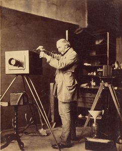[Autoportret przygotowujący płytę kolodionową]. autorstwa Capt. Horatio Ross