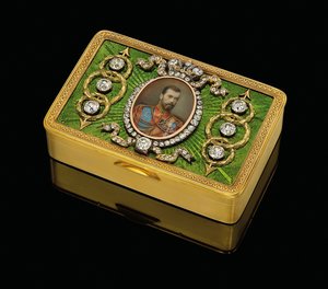 Tabakierka prezentacyjna cesarska, z akwarelą na miniaturze z kości słoniowej cesarza Mikołaja II, ok. 1900 r. 1890 (złoto i giloszowana emalia, akwarela na kości słoniowej)
