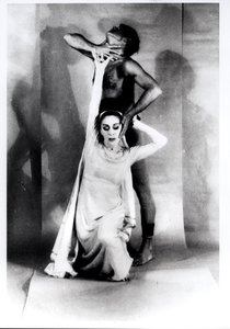 Martha Graham (1894-1991) i Bertram Ross (1920-2003) w "Visionary Recital", 27 czerwca 1961 (odbitka żelatynowo-srebrowa)