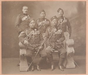 Indyjscy podoficerowie króla z pułków Gurkha