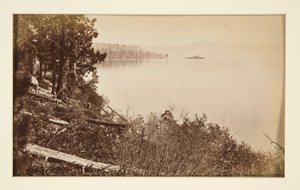 Cztery sceny kolejowe i cztery widoki na jezioro Tahoe: Jezioro Tahoe z Artist Rocks autorstwa Carleton E. Watkins