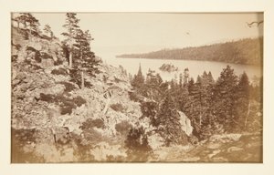 Cztery sceny kolejowe i cztery widoki jeziora Tahoe: Emerald Bay, Lake Tahoe autorstwa Carleton E. Watkins