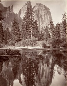 Lustrzany widok skał katedralnych, Yosemite, ca. 1872, wydrukowany ca. 1876.