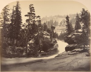 Cascade, Nevada Fall po lewej, Widok nad wiosennym wodospadem, 1861. autorstwa Carleton Emmons Watkins