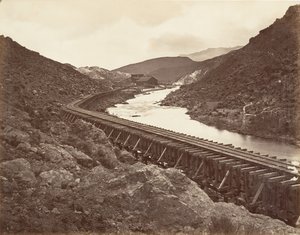 Eureka Quartz Mill and Flume, Nevada, 1875, wydrukowany ca. 1876. autorstwa Carleton Emmons Watkins