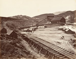 Eureka Quartz Mill and Flume, Nevada, 1875, wydrukowany ca. 1876. autorstwa Carleton Emmons Watkins