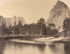 Widok na rzekę, w dół doliny, Cathedral Rock po lewej, 1861, Yosemite. autorstwa Carleton Emmons Watkins