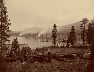 Widok na zatokę Gleenbrook [sic], jezioro Tahoe, pokazujący tartaki, falochron i parowce Carson and Tahoe Lumber and Flume Co., a także terminal jeziora Tahoe, N.G.R.R. autorstwa Carleton Watkins