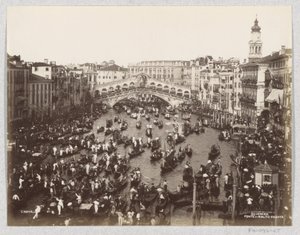 Regaty gondoli na Canal Grande w Wenecji, na wysokości mostu Rialto