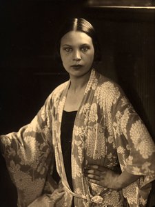 Portret Wandy Wulz w połowie długości w szlafroku kimono