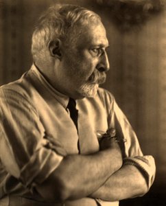 Portret profilowy malarza Arturo Rietti z założonymi rękoma