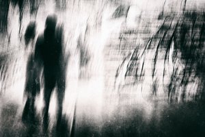 Nawiedzające, zamazane sylwetki autorstwa Carsten Velten