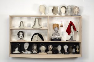 Head Case, 2016 (gips, drewno, skóra, koc, flamaster, farba olejna, tkanina, lustra, tablica, MDF)