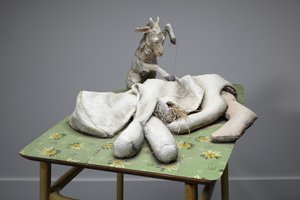 Matka, 2010 (drewno, koc, słoma, glina, lino, stal, farba) autorstwa Cathie Pilkington