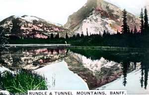 Mounts Rundle and Tunnel, Banff, Alberta, Kanada, c1920. autorstwa Cavenders Ltd