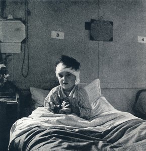 Małe dziecko, które lekko oddycha i czuje życie w każdej kończynie, co powinno wiedzieć autorstwa Cecil Beaton