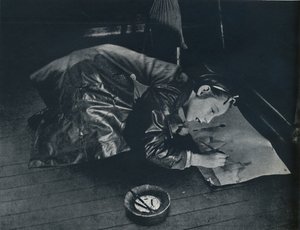 Dziewczynka pozostawiona w tyle wyobraża sobie wędrówkę na wieś, 1941 autorstwa Cecil Beaton