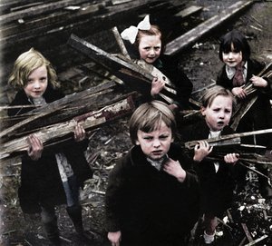 Drewno opałowe, 1941 autorstwa Cecil Beaton