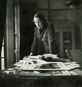 W czytelni, ok. 1943. autorstwa Cecil Beaton