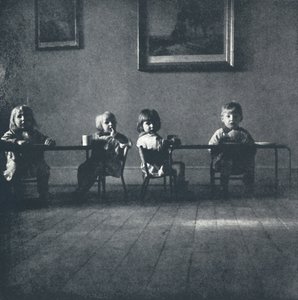 Wnętrze z postaciami siedzącymi, 1941 autorstwa Cecil Beaton