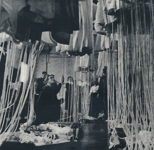Krosno spadochronów do testowania życia dla Fleet Air Arm, 1941 autorstwa Cecil Beaton