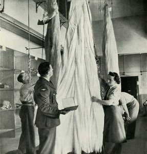 Pakowacze spadochronów, ok. 1943. autorstwa Cecil Beaton