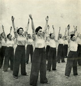 Trening fizyczny w magazynie rekrutacyjnym, c1943. autorstwa Cecil Beaton