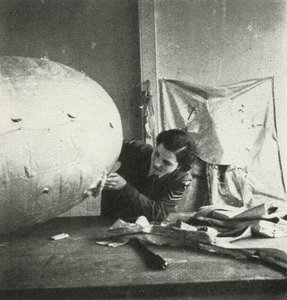 Naprawa balonów zaporowych, c1943.