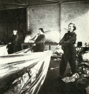 Naprawa balonów zaporowych, c1943. autorstwa Cecil Beaton